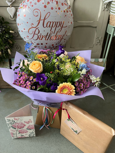 Happy Birthday Package - A perfect package for your loved ones birthday, this mixed flower aqauapack comes with a large greetings card, chocolates and a birthday balloon.

 

Please note - designs may vary from the photo.