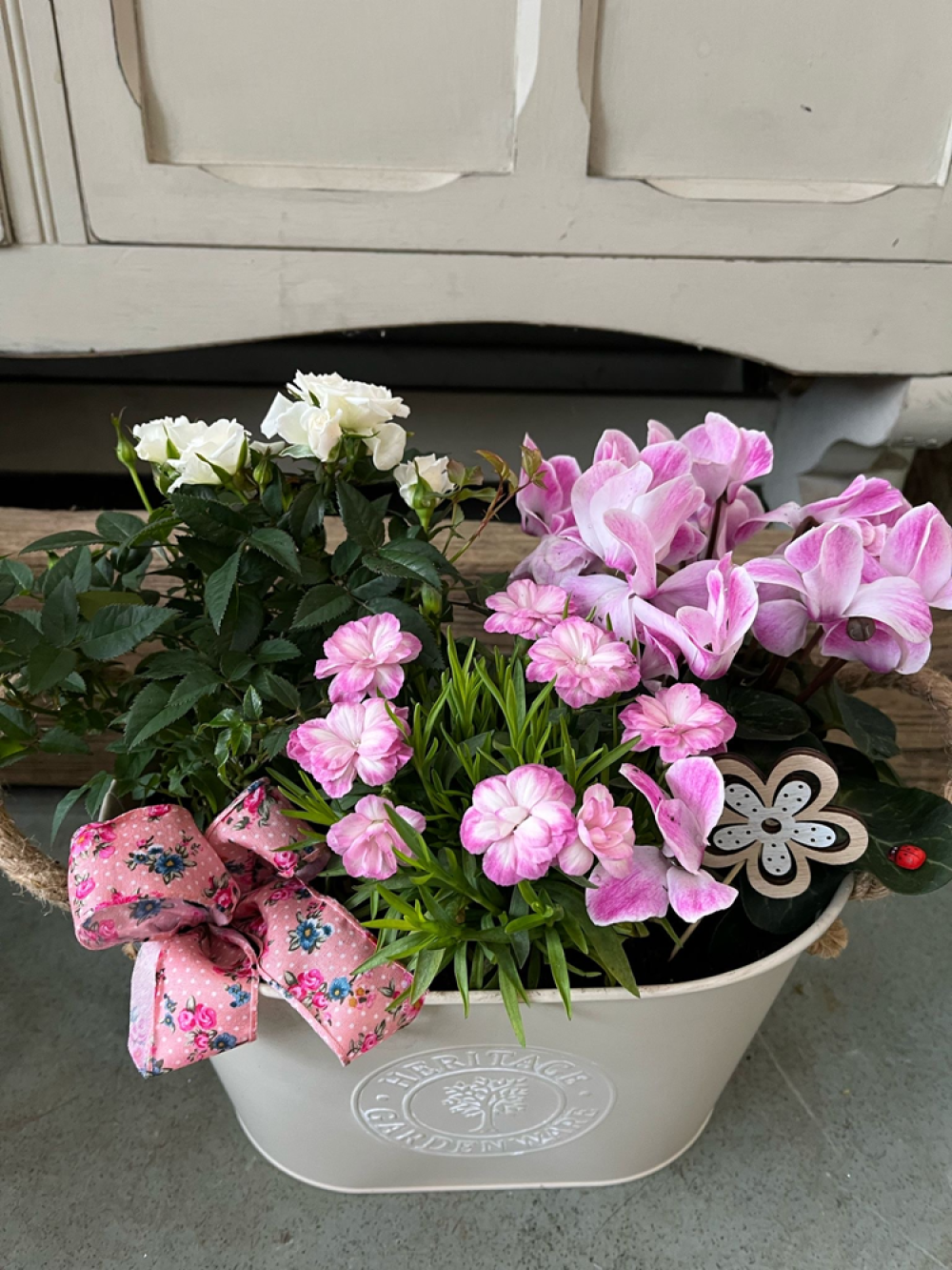 Medium country planter